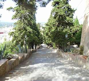 Kreuzweg zum Burghügel