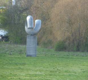Blick von Maxbrücke zur Skulptur Anker / Maininsel