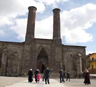Widok z zewnątrz na Çifte Minareli Medrese