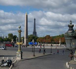 Scorcio della piazza in direzione Tour Eiffel