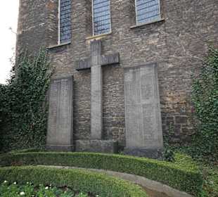 Historische Grabsteine an der Außenwand