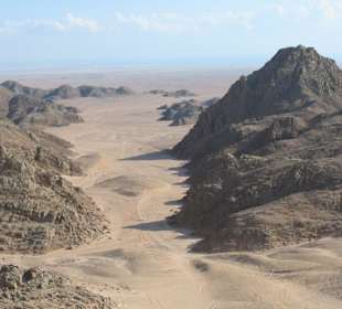 Sand und -Felswüste