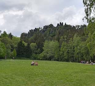 Hintergrund die Nonnenfelsen 