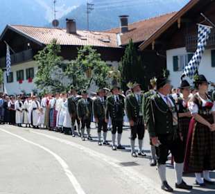 Festlicher Zug an Fronleichnam durchs Dorf