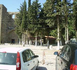 Vor dem Theater Aspendos