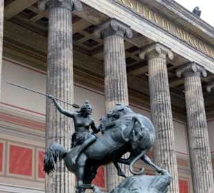 Skulptur vor dem Haupteingang