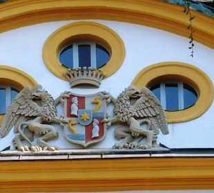 Oben das Wappen Haupthaus