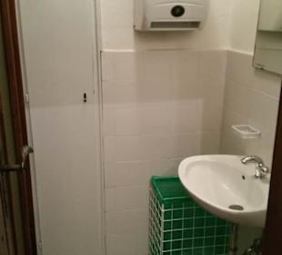 Toilette gesamt - wenig Platz