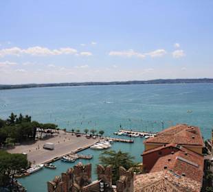 Blick von der Scaligerburg auf Sirmione