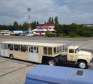 Autobus dowożący pasażerów