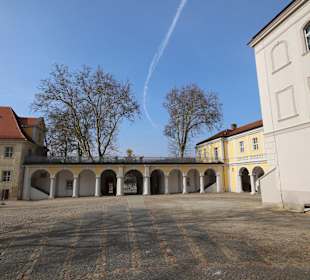 Blick von der Stiftskirche in den Klosterhof