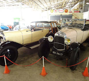 In der Haupthalle des Jesada Fahrzeug Museums