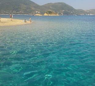 Vom Boot aus ein Strand der Insel