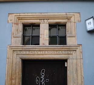 Zdobienia okien w kamienicach.