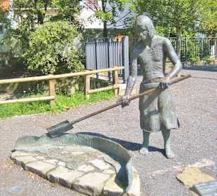 Blick zum Denkmal des Salzsieders