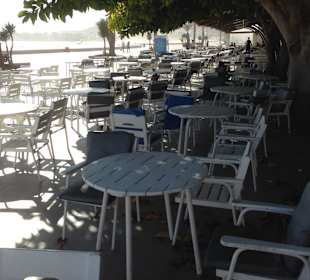 Größtes, beliebtestes Restaurant "Jour et Nuit" leer