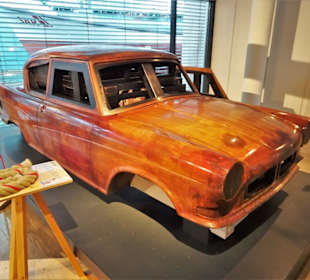 Holzmodell für einen Borgward-Wagen