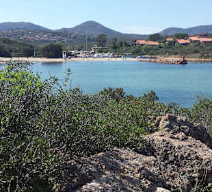Strand vom Buchteingang her