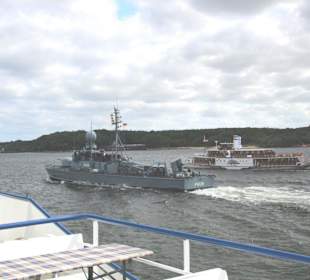 Schaufelraddampfer Freya und Marinebegleitboot