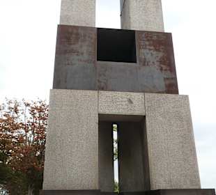 Stele Ma'lot in Köln auf dem Heinrich-Böll-Platz