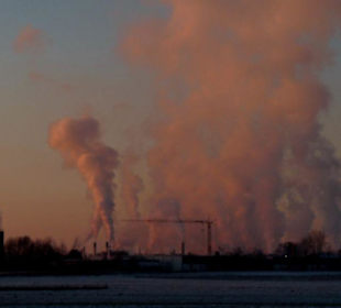 Sonnenuntergang im Industriegebiet