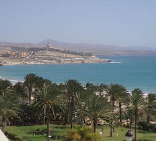 Blick vom nahen Einkaufszentrum zum Meer