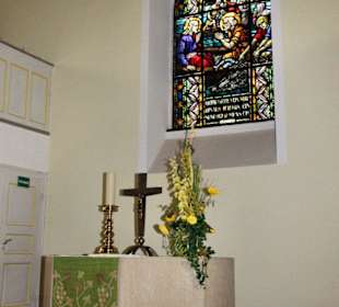 Altar mit Petrusbild im Chorfenster