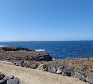Blick auf den Pfad am Meer