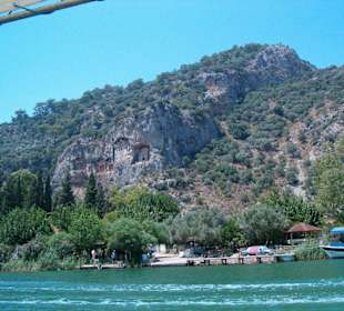 Rundfahrt entlang der Gräber