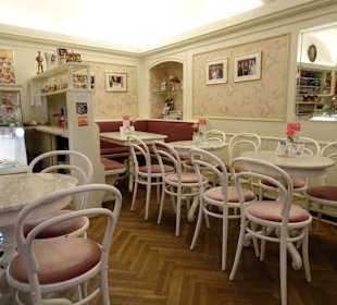 Blick in die Konditorei mit Café
