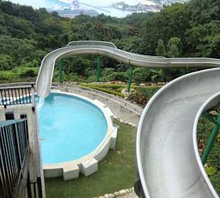 Wasserrutsche in den Pool auf dem Berg