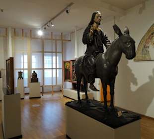 Rundgang durch die Ausstellungsräume des Museums