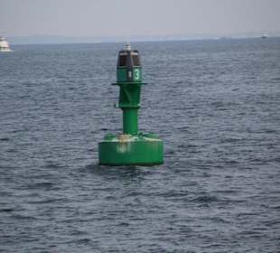 Grüne Tonne vor der Mündung in die Ostsee