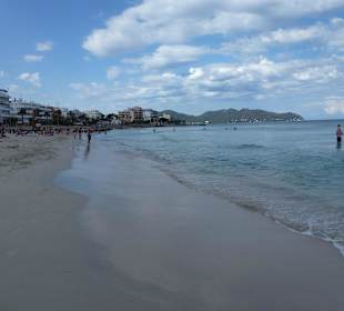 Breiter kilometerlanger Sandstrand in Cala Millor 