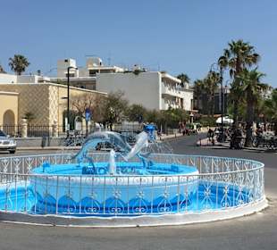 Der Delphinbrunnen am Hafen