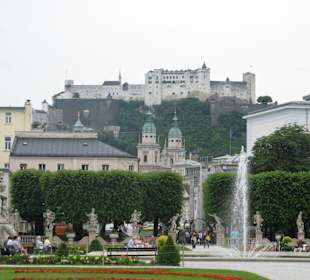 Mirabell-Garten mit Blick auf Burg