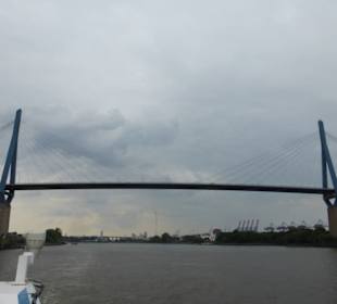 Unterwegs auf der Elbe bei Hafenrundfahrt