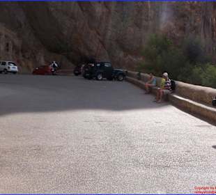 Platz vor der Höhle