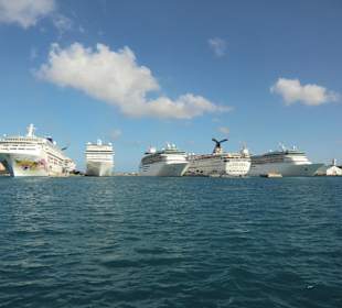 Parade der Kreuzfahrer im Hafen von Nassau