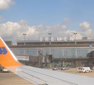 Flughafen von Aussen aus dem Flugzeug