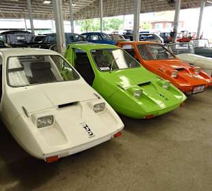 In der Haupthalle des Jesada Fahrzeug Museums