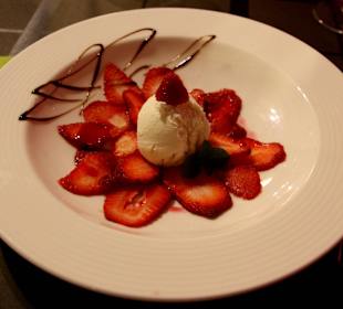 Marzipaneis auf frischen Erdbeeren