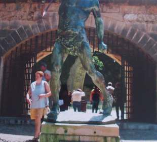 Statue vor dem Eingang zur Kathedrale