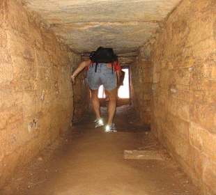 Wieder hinaus ins Freie, tiefgebückt