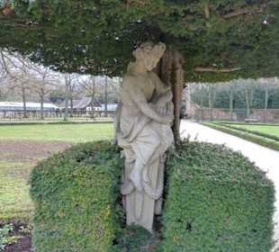 Steinskulptur unter der Eibe