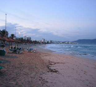 Strand im Ort frühs