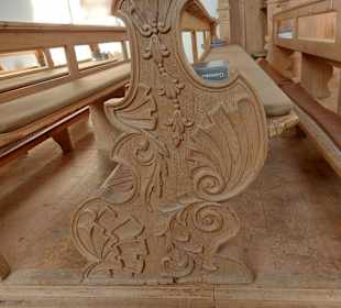 Kunstvolle Kirchenbänke