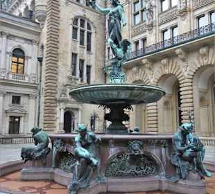 Der Hygieia-Brunnen im Innenhof des Rathauses