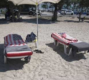 Strand mit zu mietenden Liegen