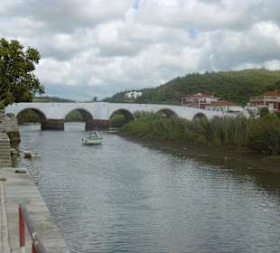 Blick auf das alte Brückenbauwerk